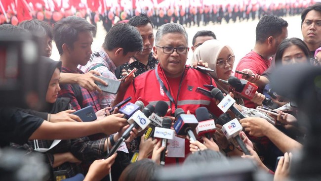 Sekjen PDIP Hasto Kristiyanto menyampaikan pesan dan salam Ketua Umum Megawati Soekarnoputri untuk Satgas Cakra Buana dan penari saat gladi resik puncak BBK.