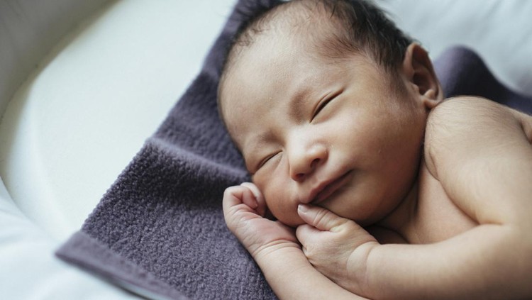 Bolehkah Bayi Baru Lahir Tidur Posisi Miring?