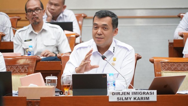 Dirjen Imigrasi Kemenkumham, Silmy Karim, menganalogikan paspor dengan SIM untuk menanggapi kasus TPPO yang menyeret petugas imigrasi.