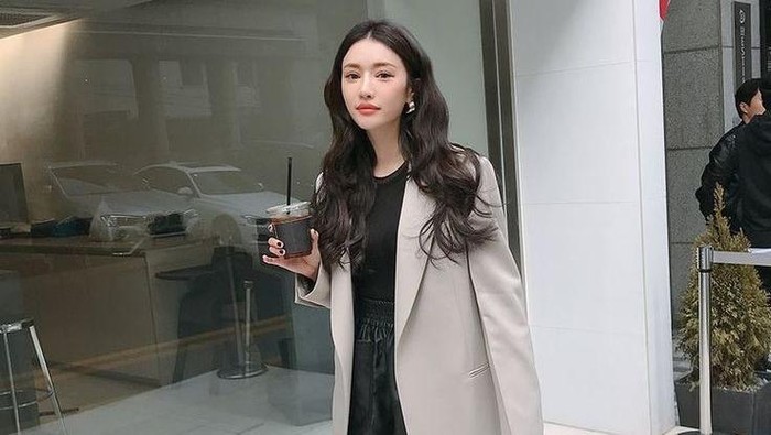 6 Ide Sulap Blazer Jadi Kasual, Siap Dipakai Jadi OOTD Hangout Sama Teman!