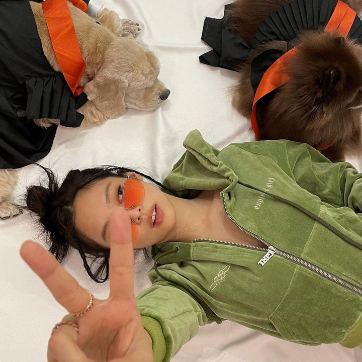<p>Idola K-Pop kelima yang memiliki hewan peliharaan kesayangan yakni Jennie BLACKPINK. Wanita berusia 27 tahun ini memiliki dua ekor anjing bernama Kai dan Kuma. Namun, saat ini peliharaannya tinggal seekor, yakni Kuma. (Foto: Instagram @jennierubyjane)<br /><br /><br /></p>