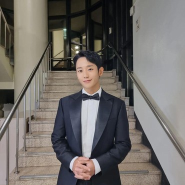 17 Drama Korea Terbaik yang Dibintangi Jung Hae In