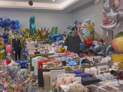 5 Potret Lee Min Ho Pamer Apartemen Penuh Hadiah Ultah dari Fans, Kue hingga Bunga