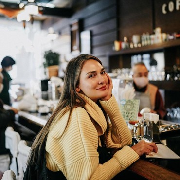 Bantah Tunangan, Luna Maya Akui Ingin Kenal Maxime Bouttier Lebih Dalam