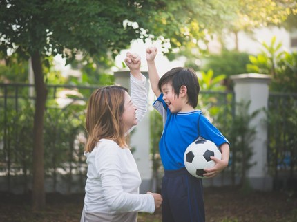 Mengenal Peran Player Escort, Anak Kecil yang Dampingi Pemain Sepak Bola