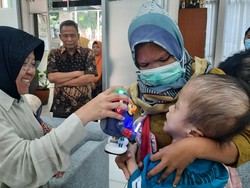 Risma Bantu Kebutuhan 4 Anak Penderita Penyakit Berat: Tak Bisa BPJS Saja