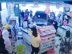 Mobil Terobos Masuk Pasar Swalayan Bikin Heboh Pengunjung