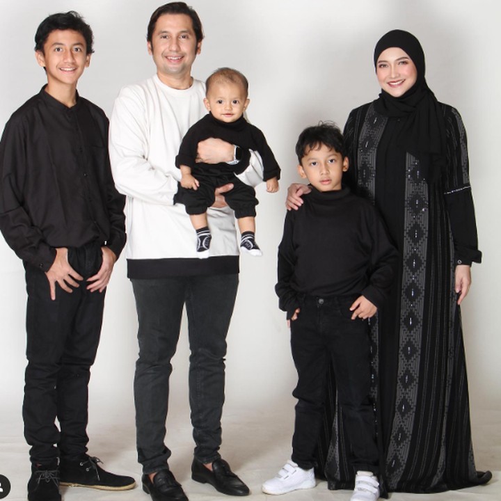<p>Pada bulan Juli 2022 lalu, psangan artis Umar Syarief dan Corry Pamela memutuskan untik melahirkan anak ketiga di rumah melalui persalinan normal. Persalinan dilakukan di kediaman keduanya dengan izin dan konsultasi dokter kandungan, serta didampingi oleh bidan. (Foto: Instagram @corrypamela)</p>