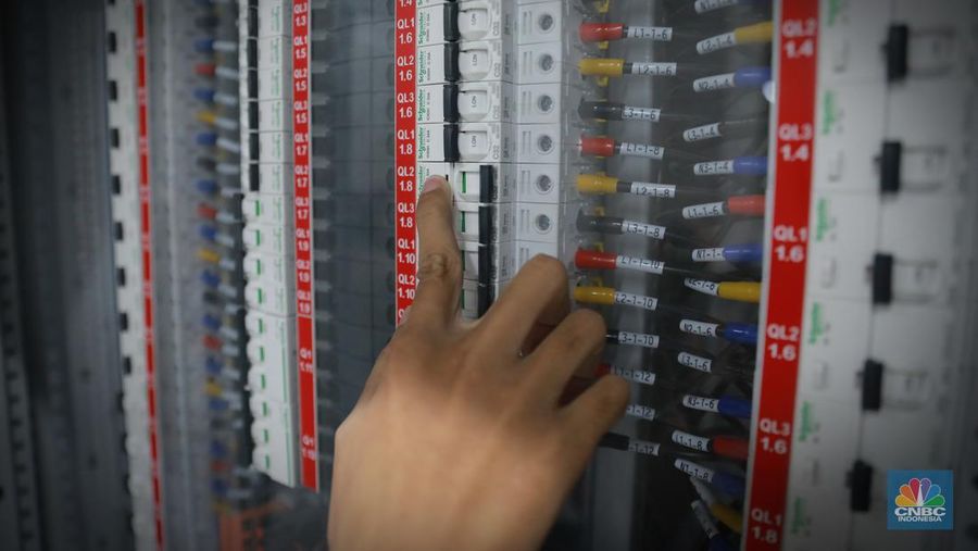 Pekerja melakukan pengecekan jaringan di Kampus Pusat Data H2, Karawang, Jawa Barat, Kamis (22/6/2023). Kampus Pusat Data H2 menjadi salah satu pusat penyimpanan data digital karya Indonesia dengan tujuan memperkuat infrastruktur ekonomi digital Indonesia sehingga meningkatkan pertumbuhan dan kekuatan ekonomi Indonesia di dunia. (CNBC Indonesia/Muhammad Sabki)