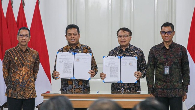 Pemprov DKI Jakarta menjalin kemitraan dengan PLN sebagai upaya mengolah sampah menjadi sumber energi hijau pembangkit listrik.
