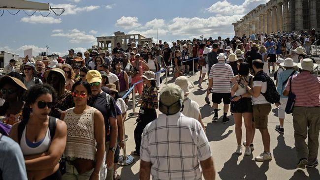 Tak cuma bangkit pasca-pandemi, sektor pariwisata dunia terpantau berkembang pesat. Akibat, beberapa kota atau destinasi di dunia mengalami overtourism.