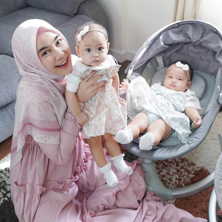 <p>Anisa Rahma kerap membagikan potret kedua putrinya pada laman Instagram. Anisa pun bertanya apakah netizen sudah bisa membedakan antara Alma dan Alsha. (Foto: Instagram: @anisarahma_12)</p>