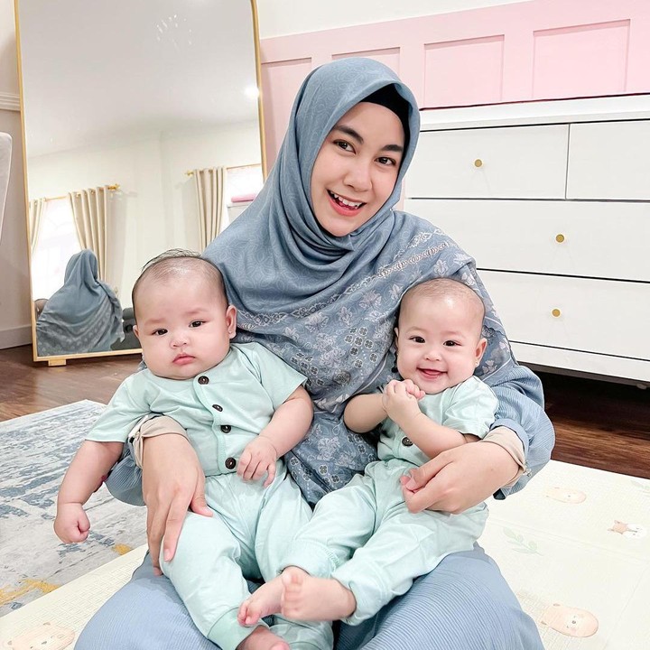 <p>Alma dan Alsha lahir pada 13 Oktober 2022 melalui operasi caesar dengan metode ERACS. Keduanya juga lahir melalui program bayi tabung. (Foto: Instagram: @anisarahma_12)</p>
