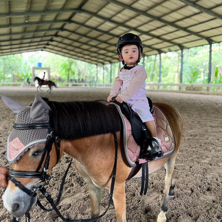 <p>Banyak netizen yang gemas melihat tingkah laku Guzel, Bunda. Tak sedikit dari mereka yang mengatakan Guzel adalah anak yang sangat pintar. (Foto: Instagram: @marginw)</p>