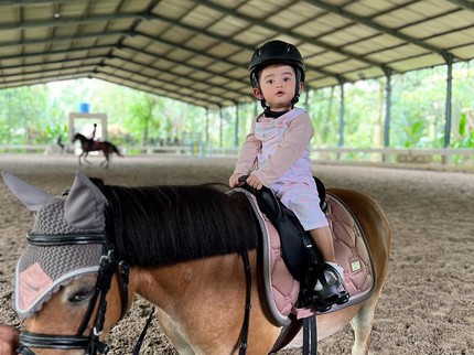 7 Potret Guzelim Anak Margin dan Ali Syakieb Punya Banyak Hobi, Dandan hingga Berkuda