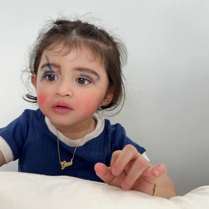 <p>"<em>Hatcuwww</em> anak Mama sudah bisa makeup sendiri walaupun <em>celemotan</em>," kata sang Bunda seraya menyisipkan <em>emoticon</em> tertawa. (Foto: Instagram: @marginw)</p>