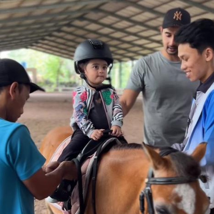 <p>Tak hanya berdandan, Guzelim juga terlihat menunjukkan ketertarikan pada olahraga kuda, nih. Ia bahkan tidak mau turun ketika diajak berkeliling menaiki kuda bernama Ginger ini. (Foto: Instagram: @marginw)</p>