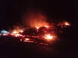 Detik-detik Mencekam Rumah Warga Lutra Dibakar 7 Pria, Putri Korban Histeris