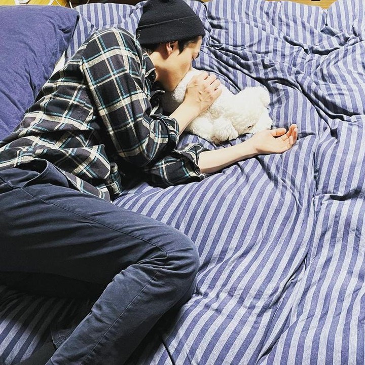 <p>Selanjutnya ada Oh Sehun, member termuda boy group EXO. Sehun memiliki anjing peliharaan berjenis Bichon Frise. Hewan perliharaan kesayangannya ini diberi nama Vivi dan sering ia tunjukkan pada penggemar di media sosial. (Foto: Instagram @oohsehun)<br /><br /><br /></p>