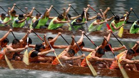FOTO: Menghidupkan Kembali Tradisi Festival Perahu Naga