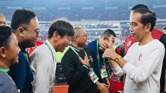 Pelatih Timnas Indonesia Shin Tae Yong memberikan komentarnya usai menerima golden visa dari Presiden Joko Widodo(Jokowi) di Jakarta, Kamis (25/7).