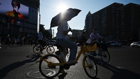 FOTO: Warga Beijing 'Terpanggang' Suhu Rekor 40 Derajat Celsius