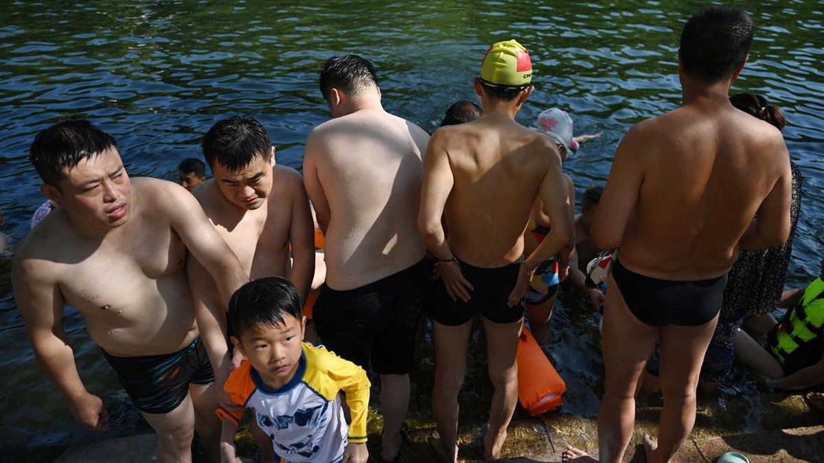 FOTO: Warga Beijing 'Terpanggang' Suhu Rekor 40 Derajat Celsius