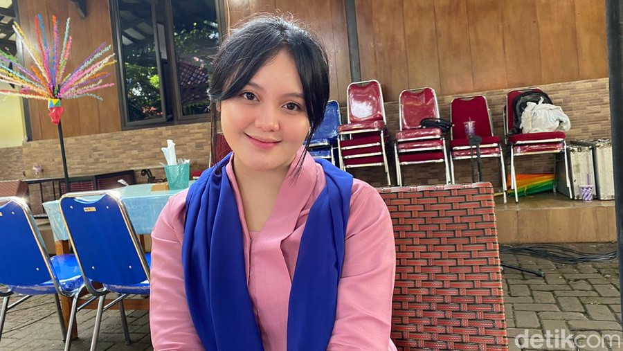 Tia Septiana, Anak Cantik Mandra yang Layani Pengunjung Dapur Ngacir