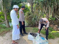Tukang Kebun Temukan Keris dan Patung di Sungai, Diduga Keramat