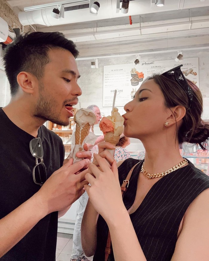 Bersama sang suami, Jessica Mila menikmati gelato di kala teriknya Barcelona.