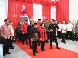 Bobby dan Gibran Jalan Bareng Megawati-Jokowi di Puncak Bulan Bung Karno