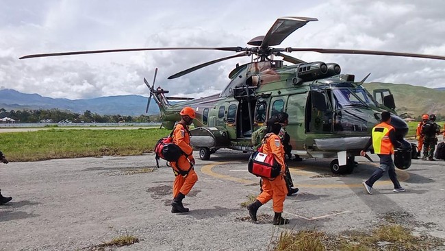 Pencarian pesawat kargo Smart Aviation PK SNE yang hilang kontak di wilayah Binuang, Kalimantan Utara menggunakan helikopter milik TNI Kodam Mulawarman.