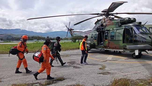 Tim yang diterjunkan turun dengan teknik rapelling sejauh 200 meter belum bisa menemukan titik pesawat sehingga tim memutuskan kembali ke puncak gunung.