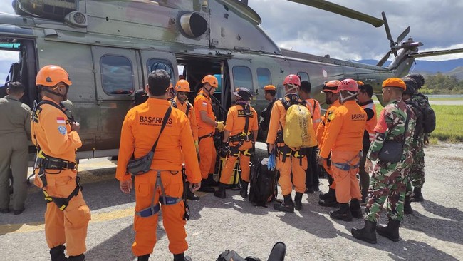 Sebanya 14 orang tergabung dalam tim evakuasi yang on board ke lokasi titik jatuh pesawat SAM Air di hutan Papua Pegunungan hari ini.