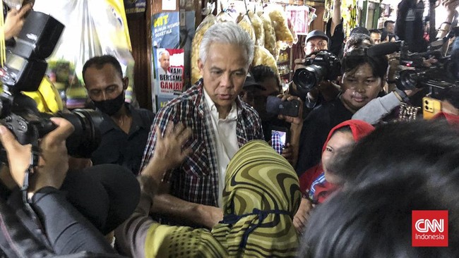PDIP menanggapi kritik netizen terhadap bakal capres Ganjar Pranowo usai menelepon Pj Gubernur DKI Jakarta Heru Budi saat blusukan dan mendengar keluhan warga.