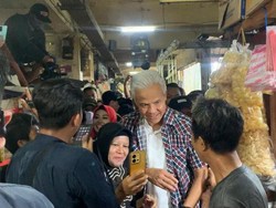 Warga Pakaikan Ganjar Kemeja Kotak-kotak Jokowi-Ahok: Jangan Lupa Rakyat