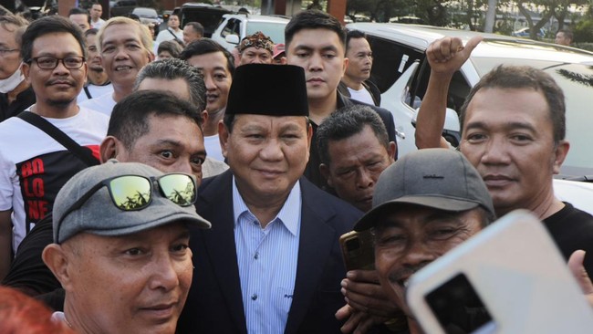 Ratusan relawan dari kelompok 'Bolone Mase' memenuhi Bandara Adi Soemarmo, menyambut kedatangan Menteri Pertahanan Prabowo Subianto di Jateng, Jumat (23/6).
