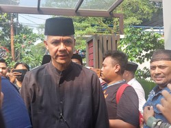 Nirwan Arsuka Wafat, Ganjar Anugerahkan Penghargaan Alumni UGM Mengabdi