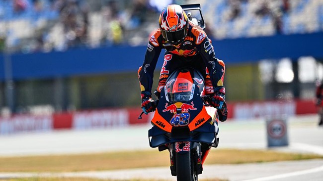 Pembalap tim Red Bull KTM, Jack Miller mengangkut galon air sendiri di tengah-tengah pagelaran MotoGP Mandalika 2023.