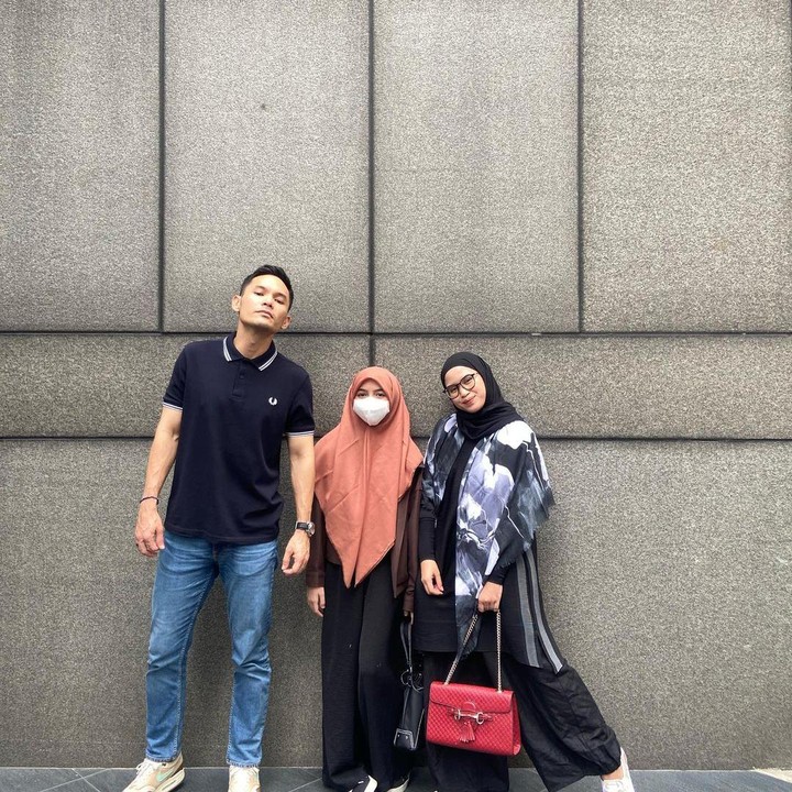 <p>Menikah dengan Ben menjadikan Ines sebagai ibu sambung dari Sienna Ameerah Kasyafani. Selama ini, Ines dan Sienna juga terlihat sangat dekat bak kakak dan adik. (Foto: Instagram @nesyanabila)<br /><br /><br /></p>