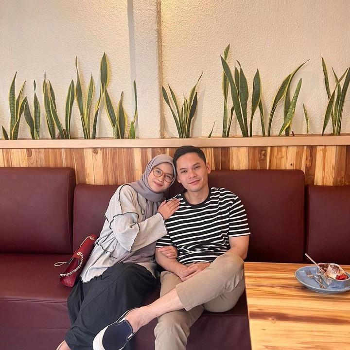 <p>Saat ini Ben berusia 39 tahun, sedangkan sang istri baru menginjak 31 tahun. Meski usia terpaut cukup jauh, keduanya tetap tampil harmonis dan semakin mesra layaknya pasangan muda, Bunda. Bahkan, rumah tangga mereka hampir tidak pernah diterpa gosip miring, lho. (Foto: Instagram @nesyanabila)</p>