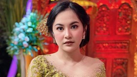 Detail Kebaya Mahalini Jelang Pernikahan, Gambar Pura di Punggung