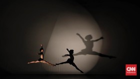 FOTO: Gemulai Penari 'Ballet Bubbles' dari Belanda