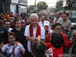 Kala Ganjar Tiba-tiba Telepon Pejabat Jakarta Usai Dengar Keluh Kesah Warga