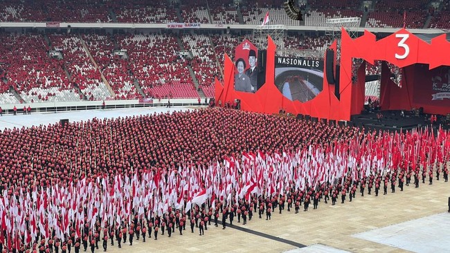 7.000 anggota Satuan Tugas (Satgas) Cakra Buana PDI-Perjuangan menghentak Gelora Bung Karno (GBK) saat tampil memeriahkan puncak peringatan Bulan Bung Karno.