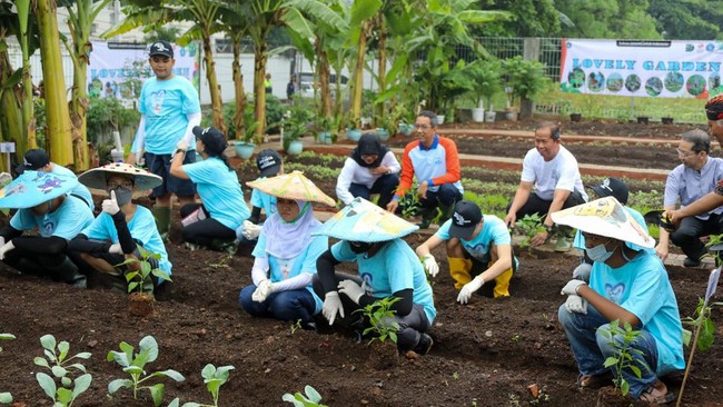 Pj. Gubernur Heru Budi Hartono mengapresiasi keterlibatan anak-anak difabel dalam program Gerakan Jumat Menanam yang merupakan inisiatif Pemprov DKI.