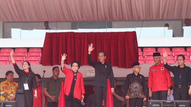 Projo Panel Barus menyebut PDIP mulai menjadi oposisi pemerintahan Presiden Jokowi sejak kalah di Pilpres 2024.