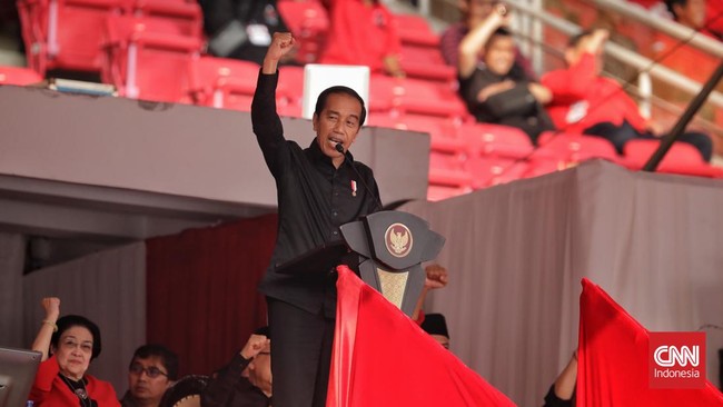 Survei Indikator Politik menunjukkan tingkat kepercayaan publik ke Presiden Jokowi masih berada di bawah institusi TNI.
