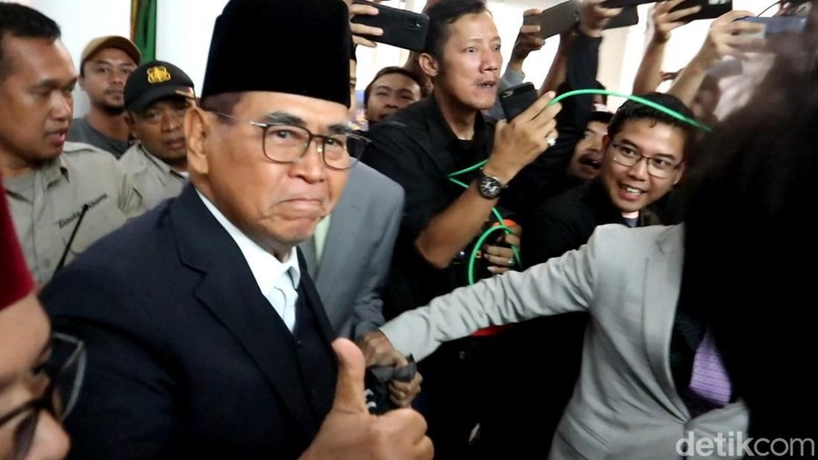 Panji Gumilang, pimpinan Ponpes Al-Zaytun mengucapkan 