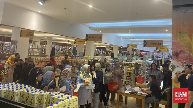 Program Shopping Race turut meramaikan promo Transmart Full Day Sale, salah satunya di Graha Raya Bintaro.